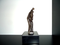mini urn sculptuur brons omhelzing