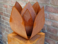 tulp urn exclusief cortenstaal buiten