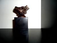 mini urn brons handen verbondenheid