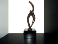 bronzen urn as beeldje steun toeverlaat