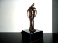 mini urn brons beeldje omhelzing