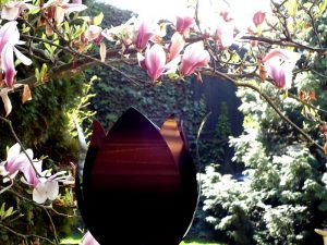bijzondere urnen roos tulp buiten