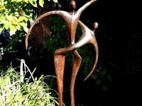 bronzen gedenkbeeld verbondenheid tuin
