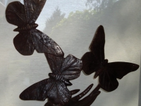 bronzen vlinder urn hand